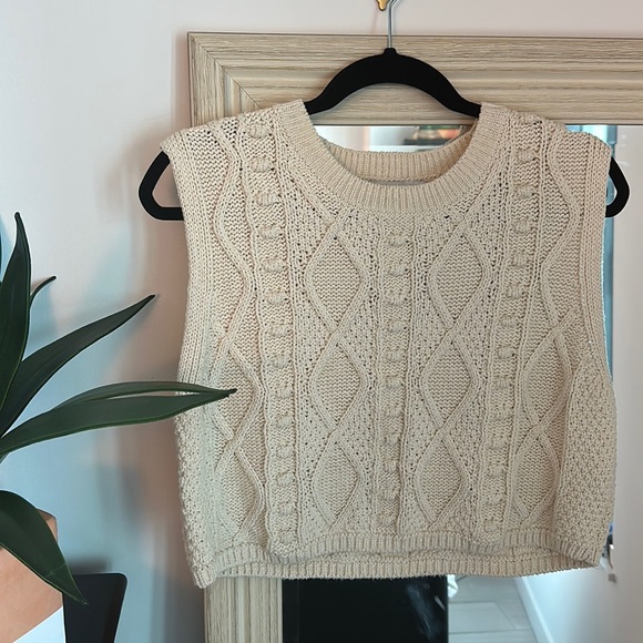 Zara Sweaters - ZARA cream colored cable knit sleeveless sweater vest (medium) ✨